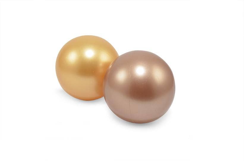 Plastic ballen van 2 stuks in een net (koper en beige)